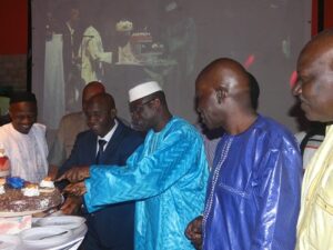 Coupure du gateau avec le DG Moussa A Diallo
