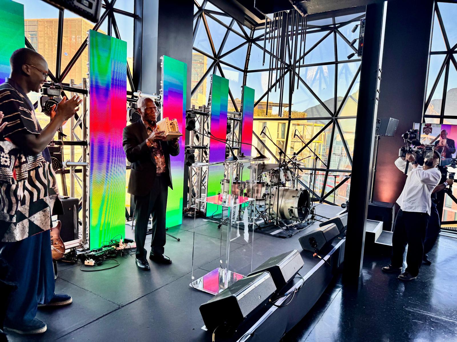 L’ARTISTE MALIEN ABDOULAYE KONATE RECOIT LE PRIX D’HONNEUR POUR L’EXCELLENCE DU ZEITZ MOCAA GALA 2026 EN AFRIQUE DU SUD