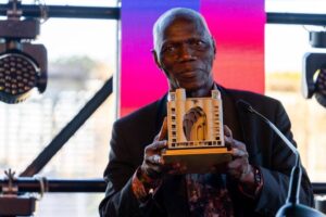 L’ARTISTE MALIEN ABDOULAYE KONATE RECOIT LE PRIX D’HONNEUR POUR L’EXCELLENCE DU ZEITZ MOCAA GALA 2026 EN AFRIQUE DU SUD
